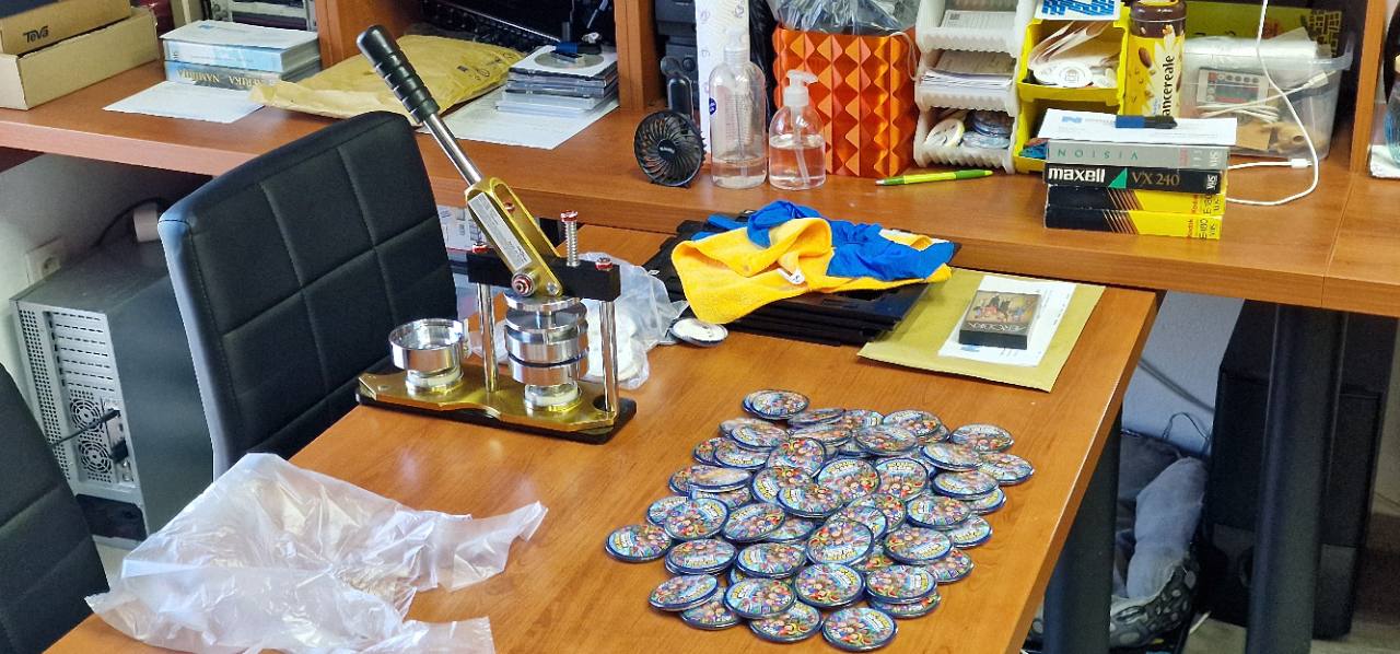 Izdelava večje serije brošk v delavnici z ročno stiskalnico
